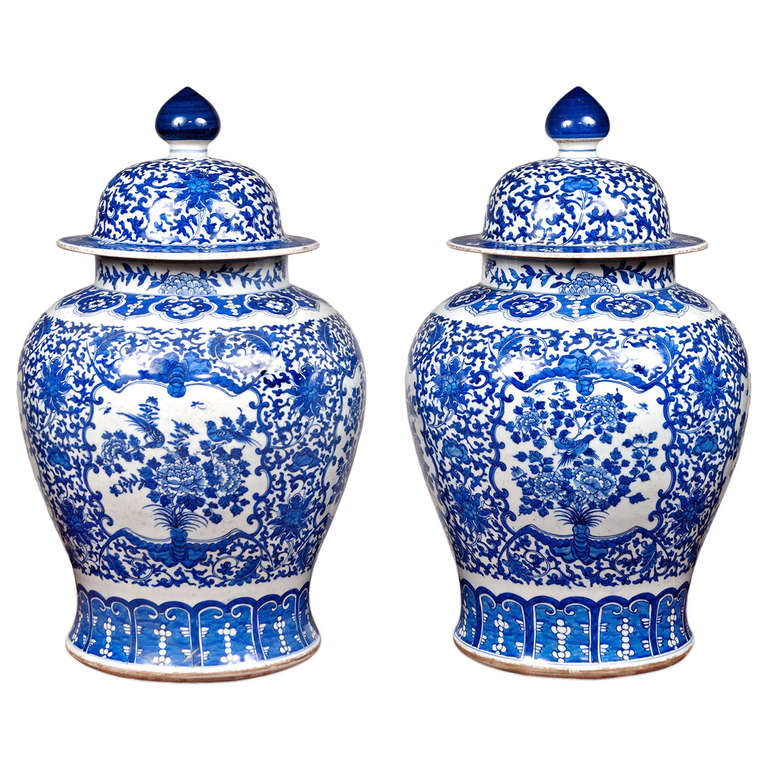 Paire de grandes jarres de temple en porcelaine bleue et blanche du 20ème siècle en vente