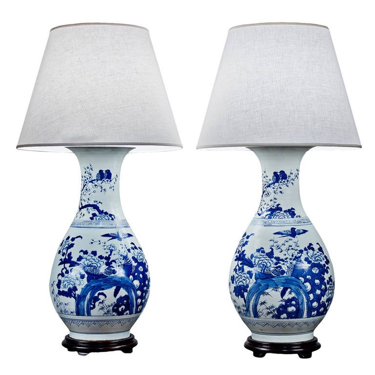 Große chinesische blau-weiße Porzellanvasen als Lampen verdrahtet, Paar