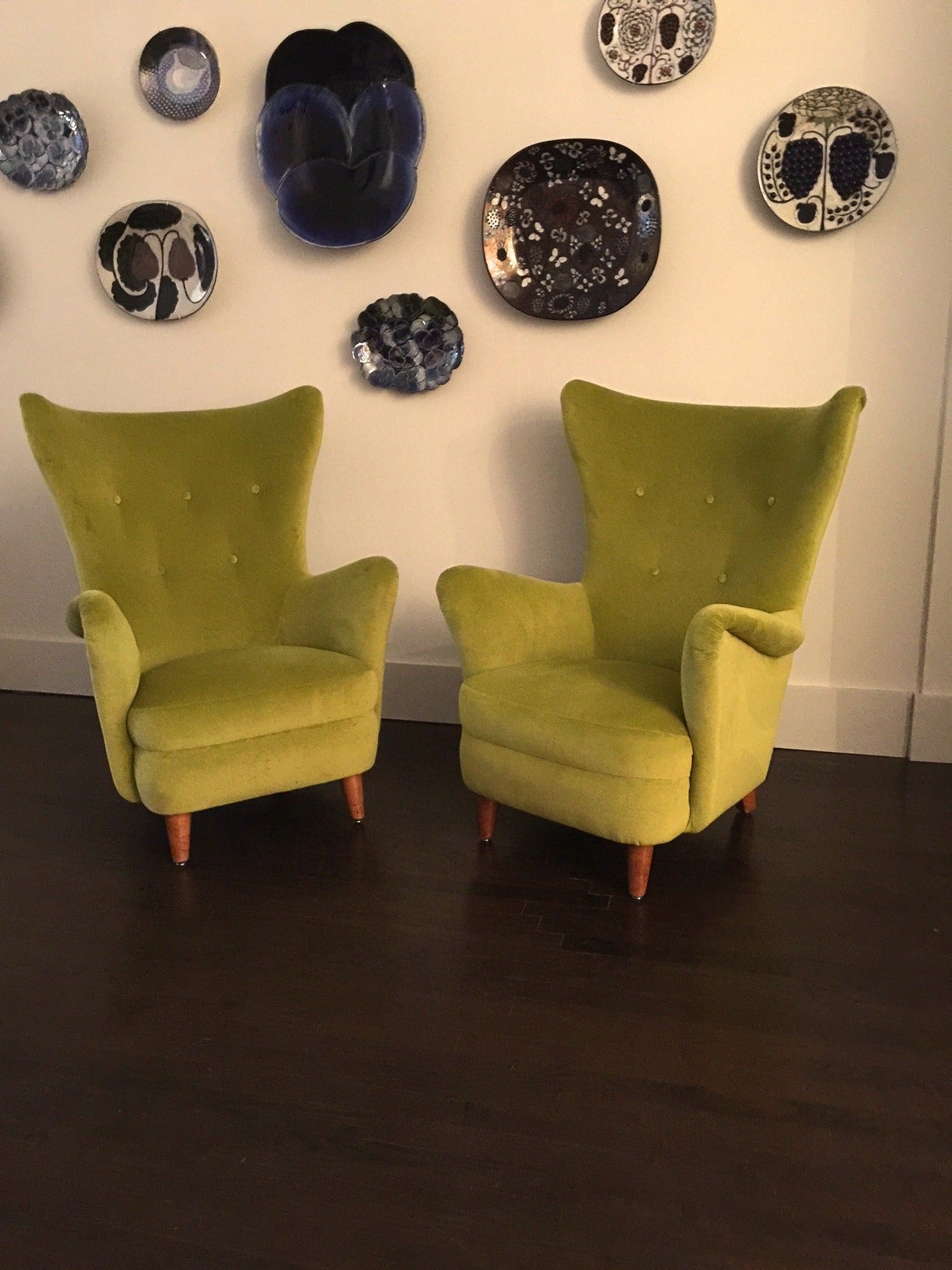 Pair of sculptural lounge chairs.
In the style of Frits Henningsen.
Cabinetmaker, Denmark, circa 1940.
Reupholstered, very comfortable.

Measures: 40.75 H x 30.5