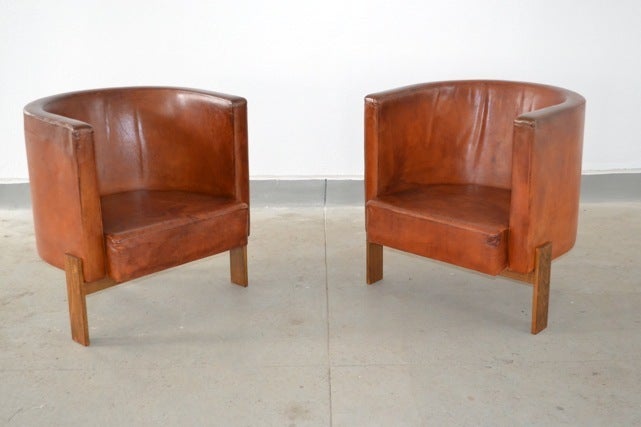 Modernist round chairs in patinated leather from Sweden ca. 1960. Base made from darkened oak. 
27.5