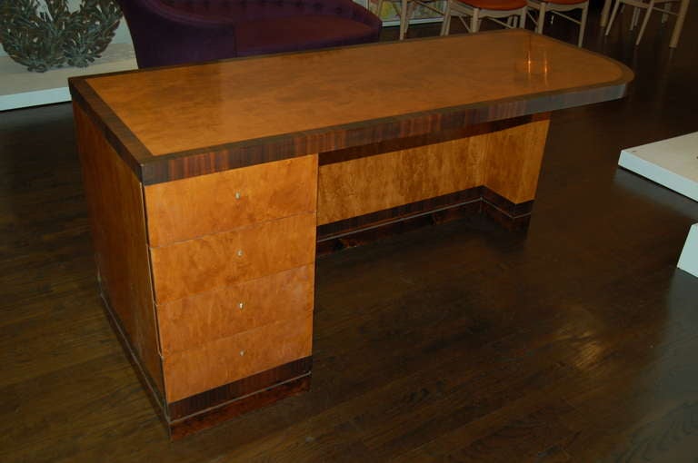 Schöner stromlinienförmiger Schreibtisch des schwedischen Architekten Axel Einar Hjorth für NK, um 1930.
Birke und Makassar-Ebenholz

Maße: 65