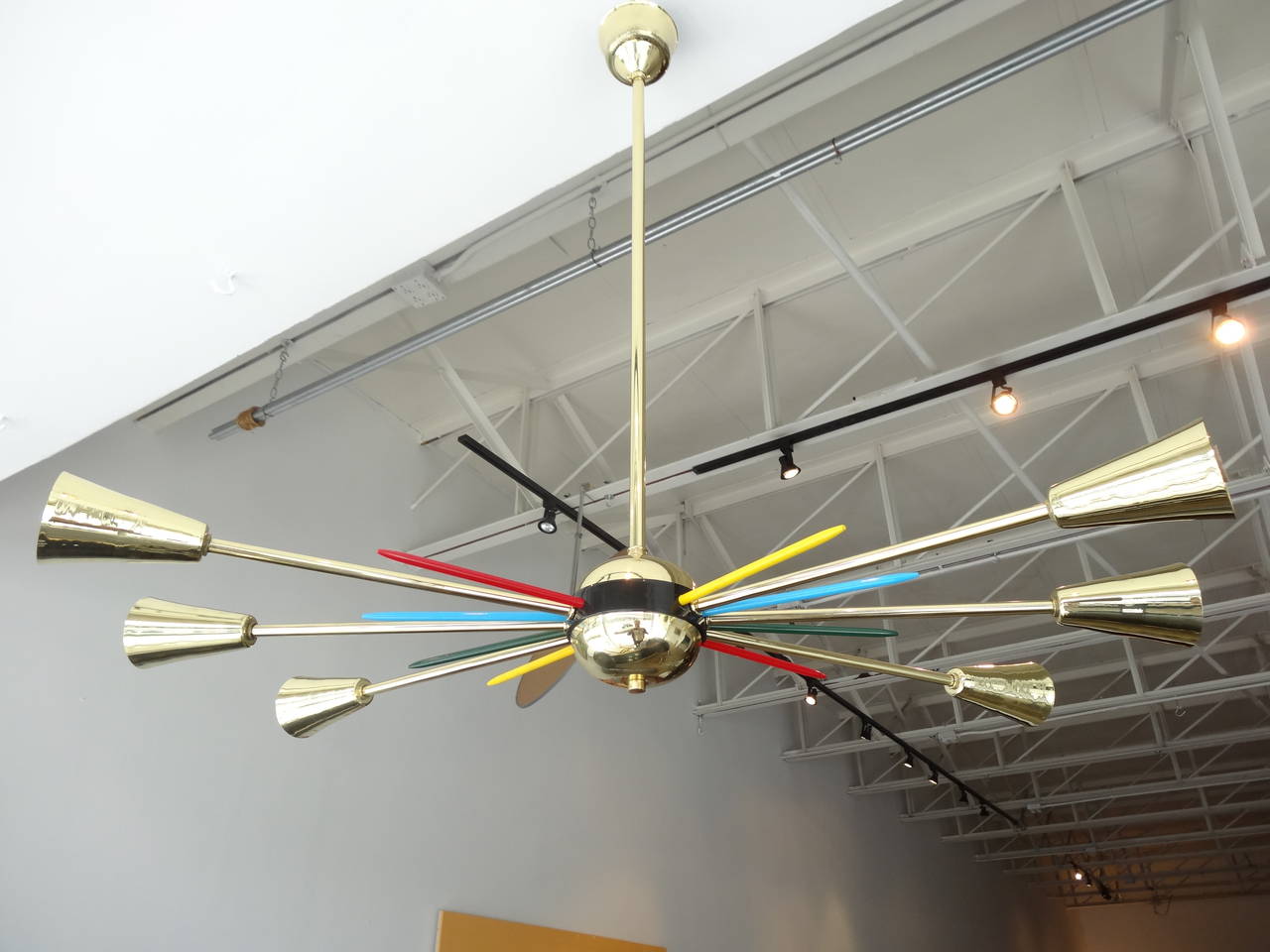 Beautiful Italian Sputnik chandelier with nice colorful detail completely restored.
