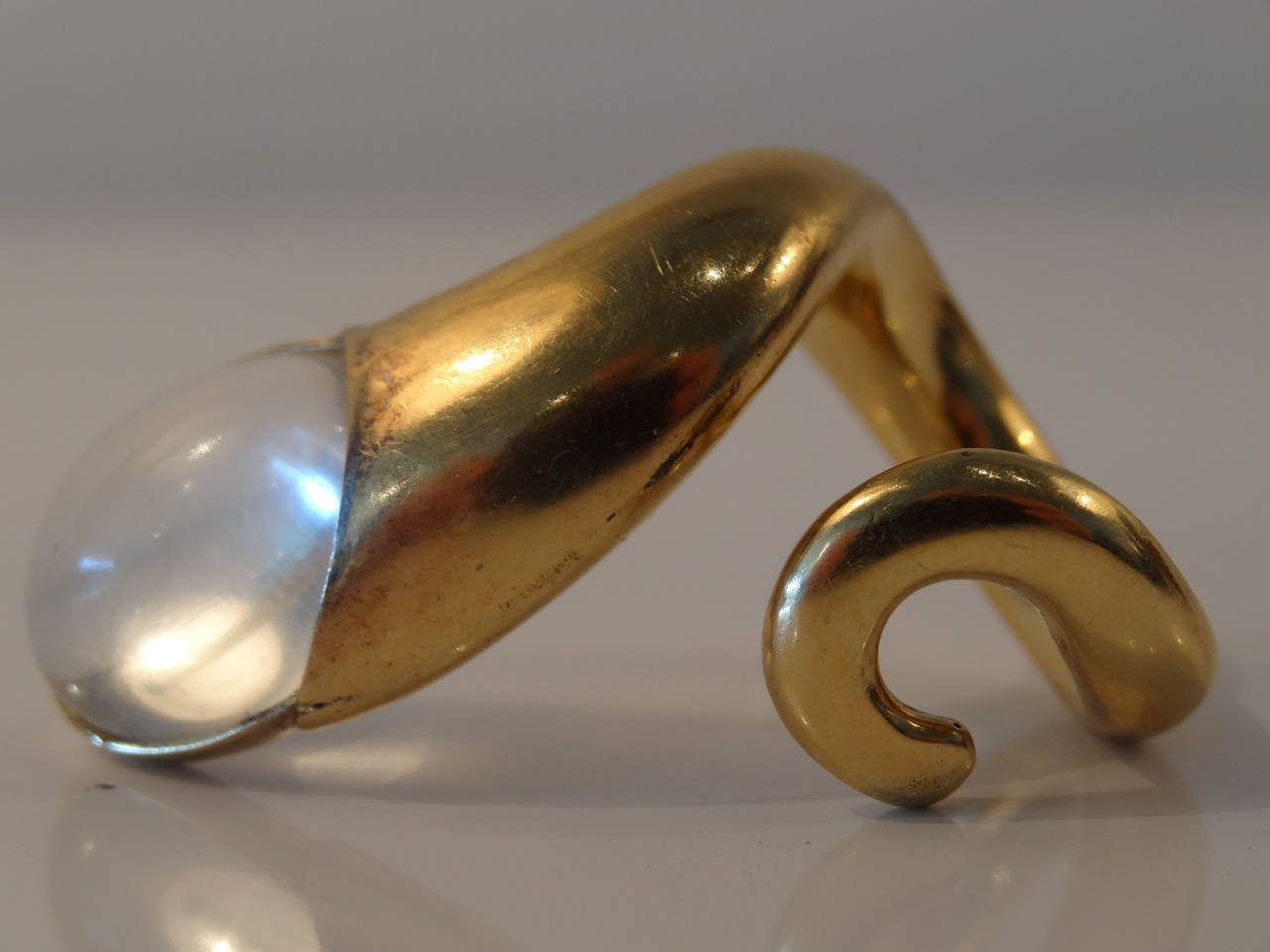 A beautifully designed ring of 18kt gold and inset with a cabachon crystal.Possibly rock crystal.
Ring appears to be handcrafted.
Clasisic yet modern in design.
Ring is a ladies size 6
9.24 dwt
Incredible quality.