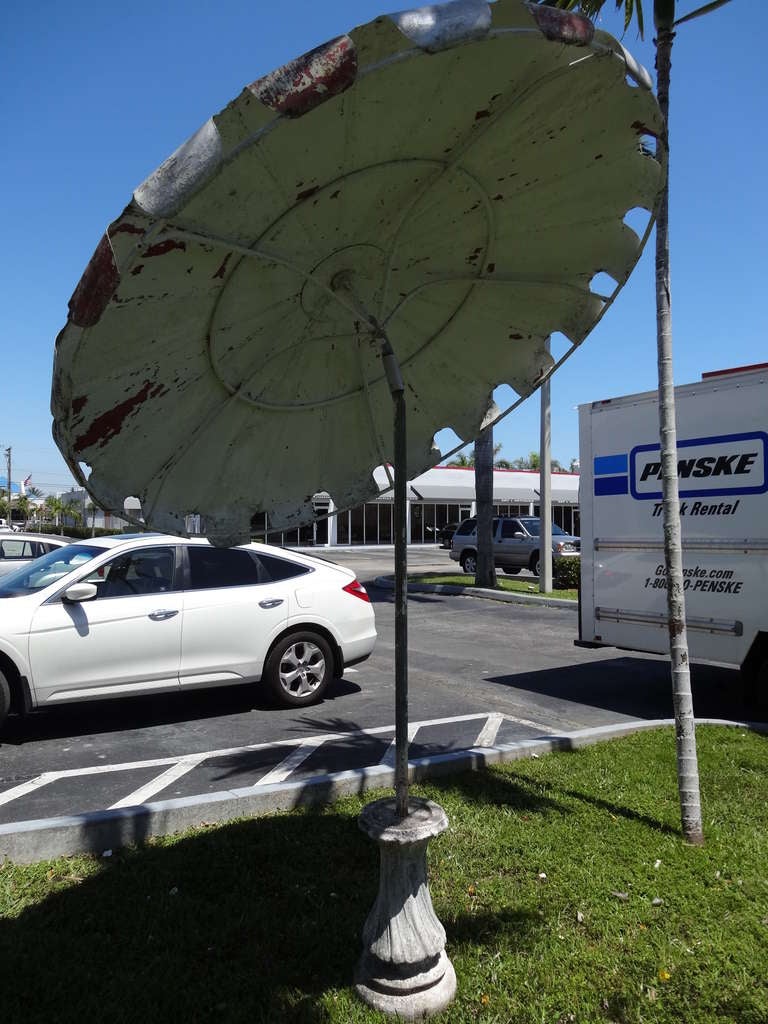 Tole Outdoor Umbrella In Good Condition In North Miami, FL