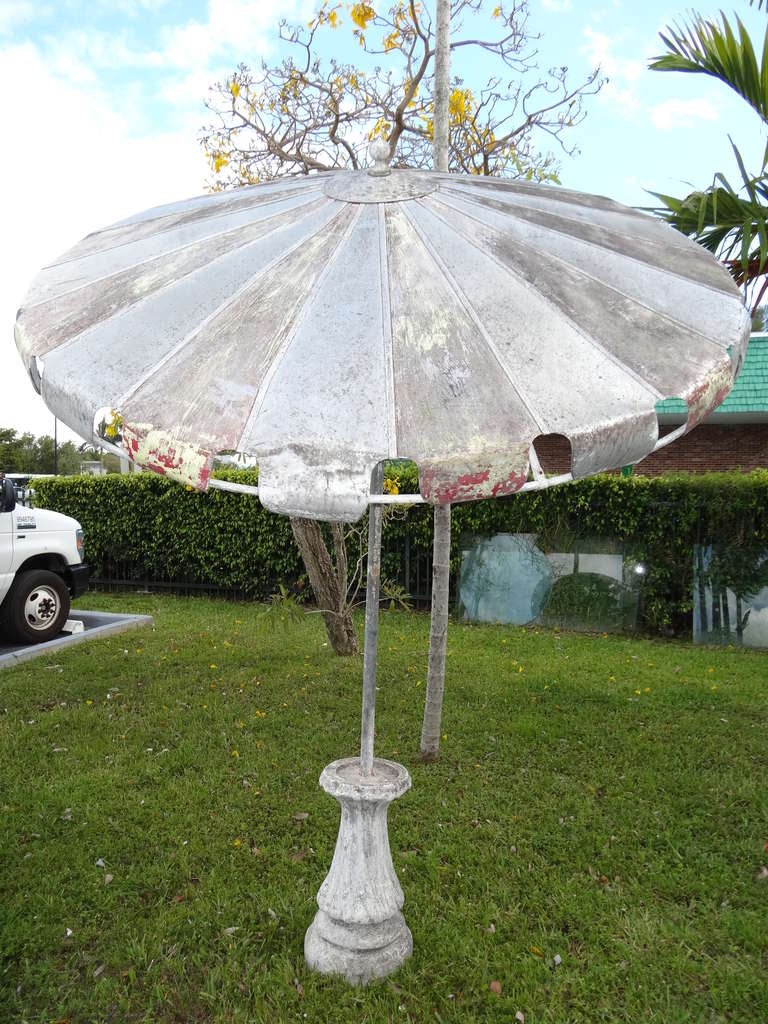 A most fabulous vintage outdoor umbrella of aluminum with remnants of the original painted finish.
This umbrella has a most glamorous appeal..
A great find