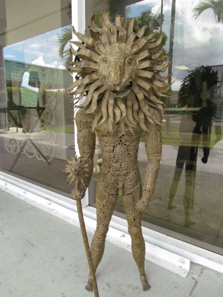 A most unusual sculpture of brass depicting a lion man.
The detail to this place is simply incredible. Each piece which is connected to form the body has different animals or objets.
Truly a work of art.
Probably Mexican