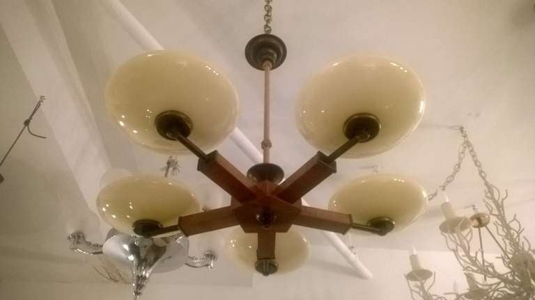 Fünf Leuchten aus Bronze und Pekannussholz aus den 1920er Jahren mit großen Puddingglasschirmen. Neu verkabelt. Die Höhe der Deckenstange kann eingestellt werden.