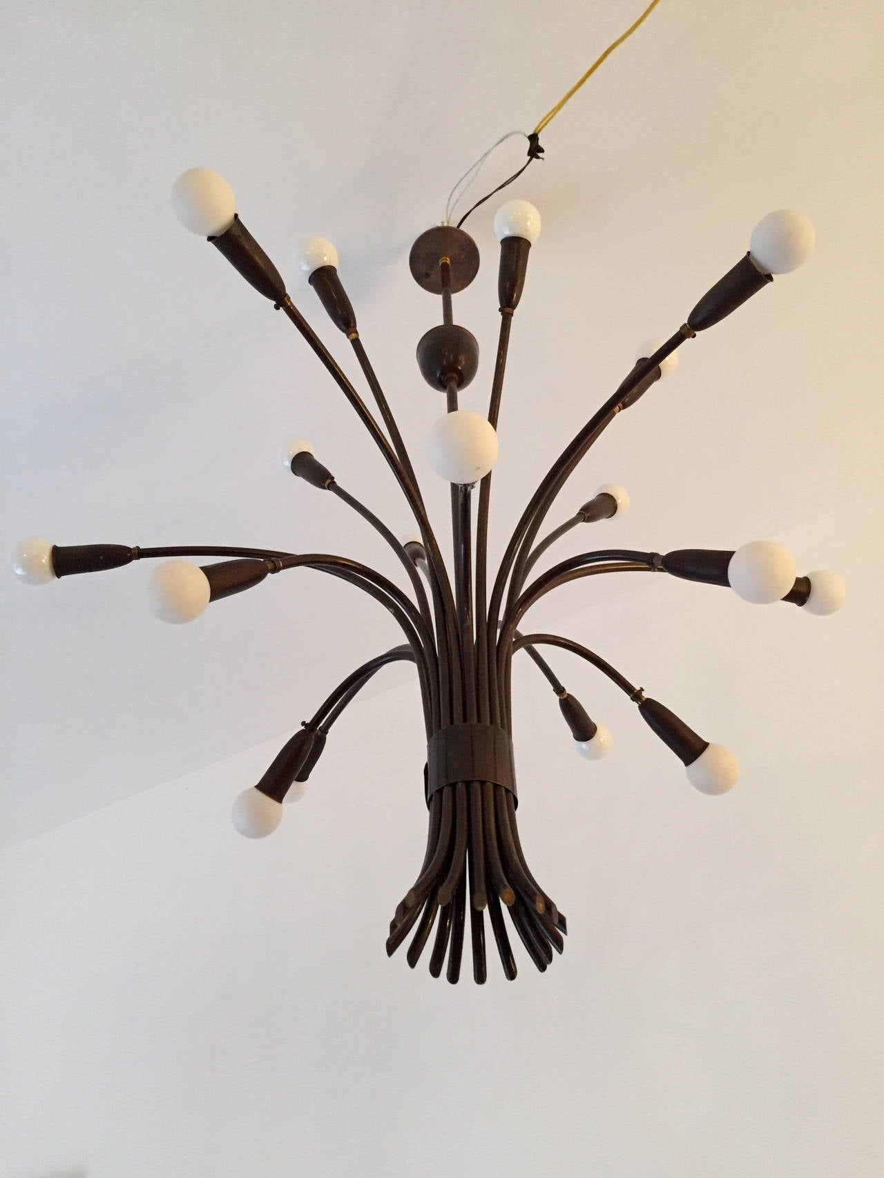 Un bellissimo lampadario a diciotto luci in ottone invecchiato e scurito degli anni '40 del famoso produttore italiano di illuminazione Lumi. Ricablata.