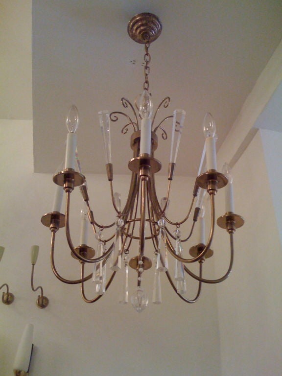 Un grande lampadario in ottone e cristallo degli anni '50.