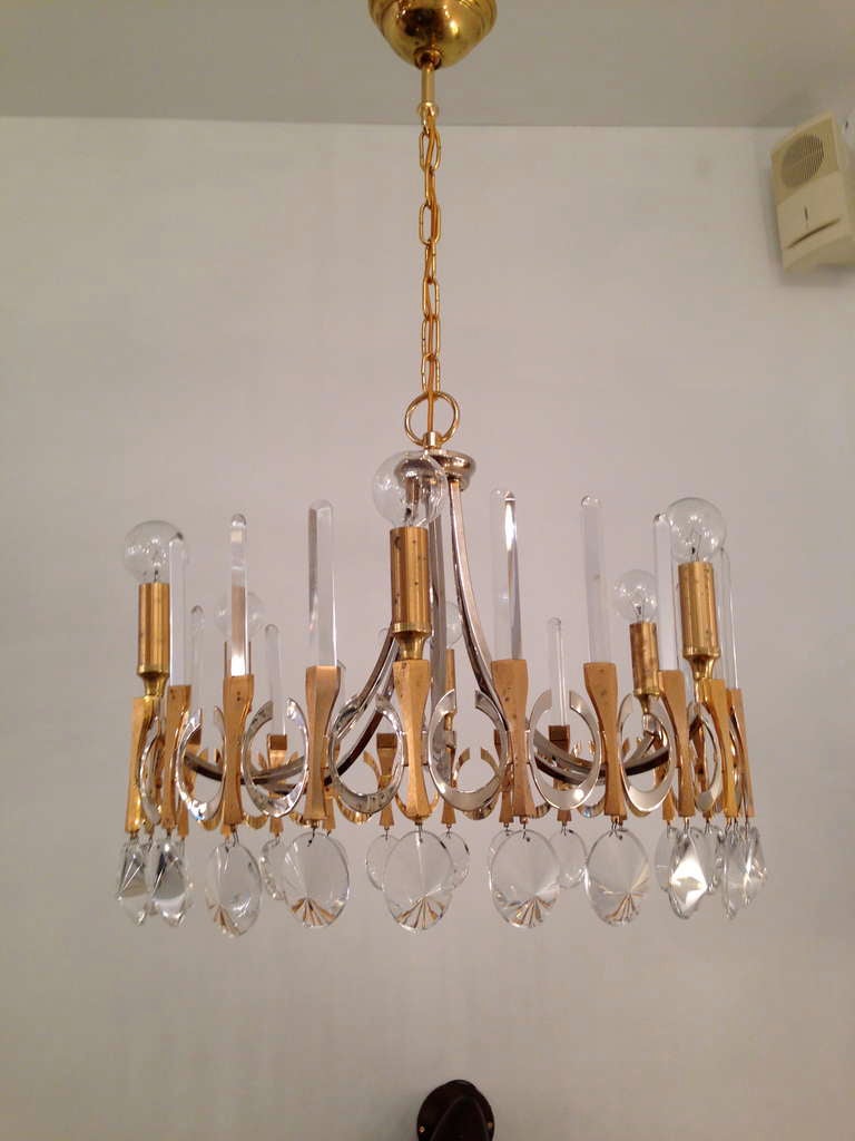 A great 1970's polished brass and clear crystal modern Italian chandelier by Sciolari.