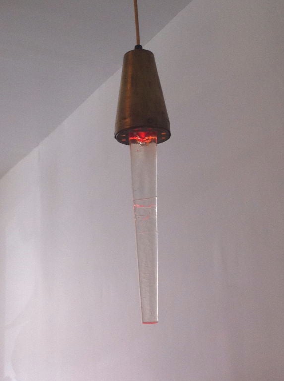 Une superbe paire de pendentifs en verre artisanal et laiton antique de l'ère spatiale. L'un a de légers accents rouges lorsqu'il est allumé, l'autre a des accents orange. Lorsqu'il n'est pas éclairé, le verre semble clair.