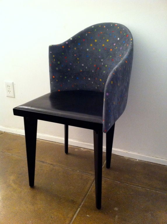 Ein tolles Paar italienischer asymmetrischer Stühle aus den 1980er Jahren von Saporiti. Die Sitze sind aus schwarzem Leder und die Rückenlehnen aus Wildleder mit konfettiförmigen Aussparungen. 2 Paare verfügbar