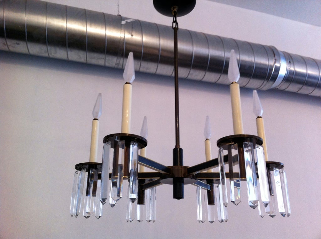 Un bel lampadario a sei luci in stile Regency degli anni Cinquanta. Accenti in bronzo scuro e smalto nero con cristalli in stile Art Deco.