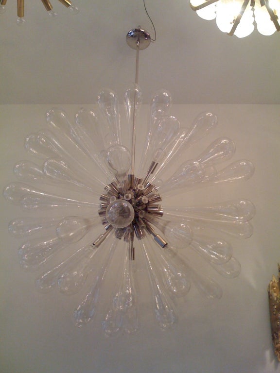 Un grande lampadario italiano in vetro di Murano e nichel lucido dal diametro di 36 pollici. Sorgenti a otto luci. Disponibile senza costi aggiuntivi in ottone lucido che lo fa sembrare un sole gigante.