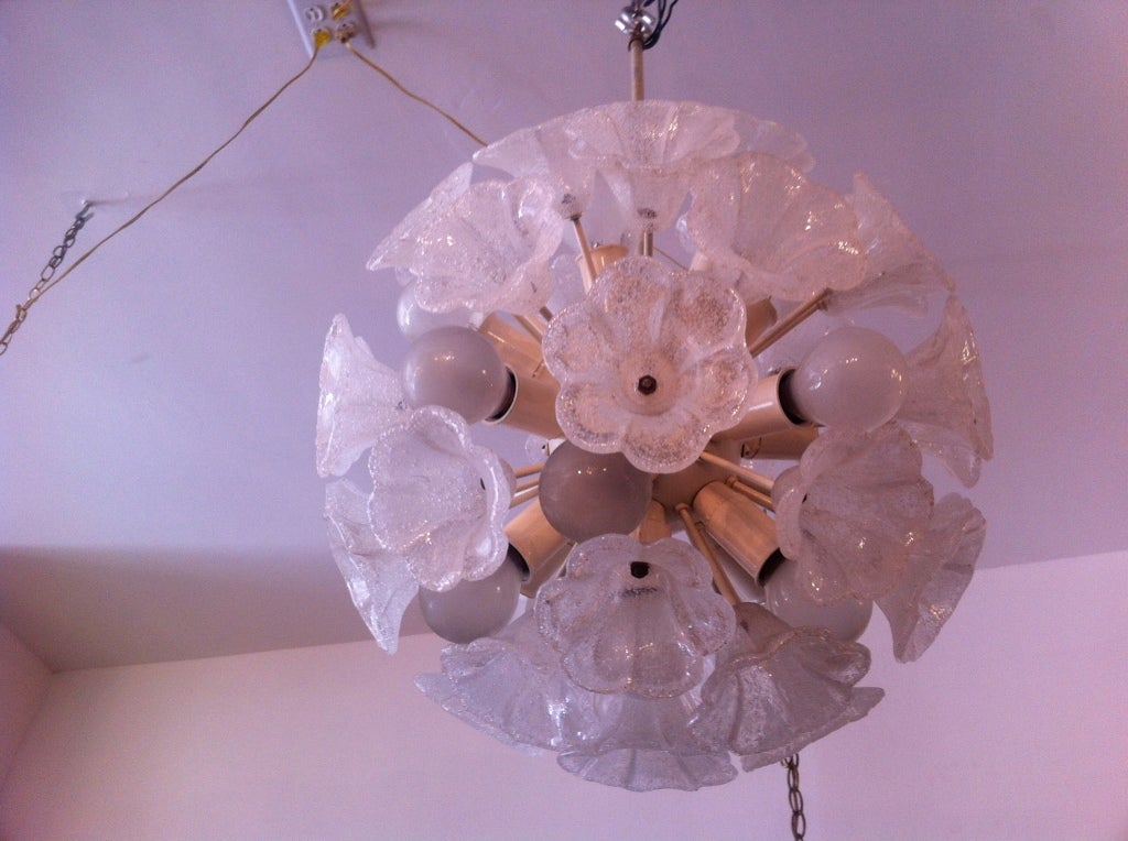 Un magnifique lustre suspendu en verre soufflé floral suédois. 12 sources de lumière.