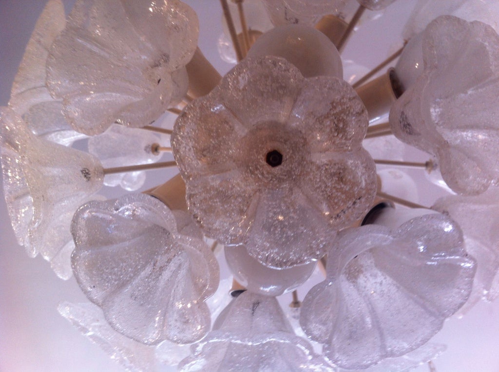 Suédois Lustre à suspension à fleurs en verre suédois en vente