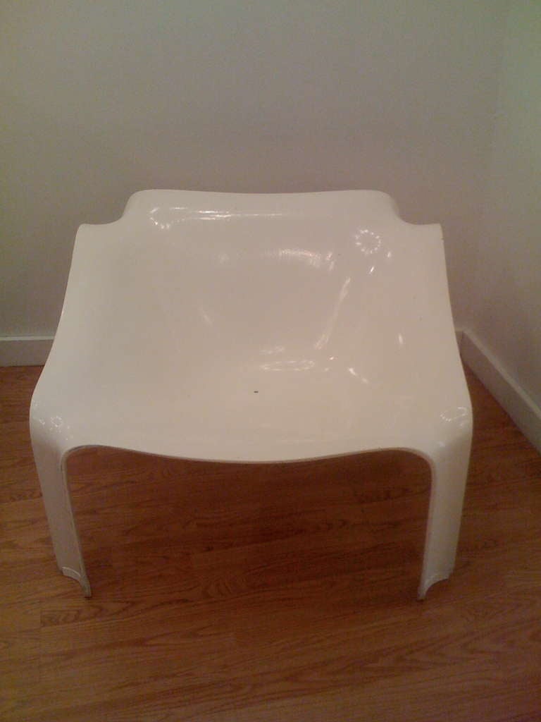 A white 1960s French lounge chair designed by Pierre Pauline for Artifort. Can be used inside or outside.