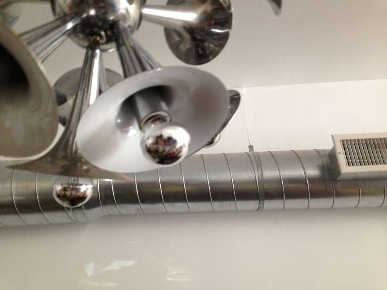 Italian Space Age Dandelion Sputnik In Good Condition For Sale In New York, NY
