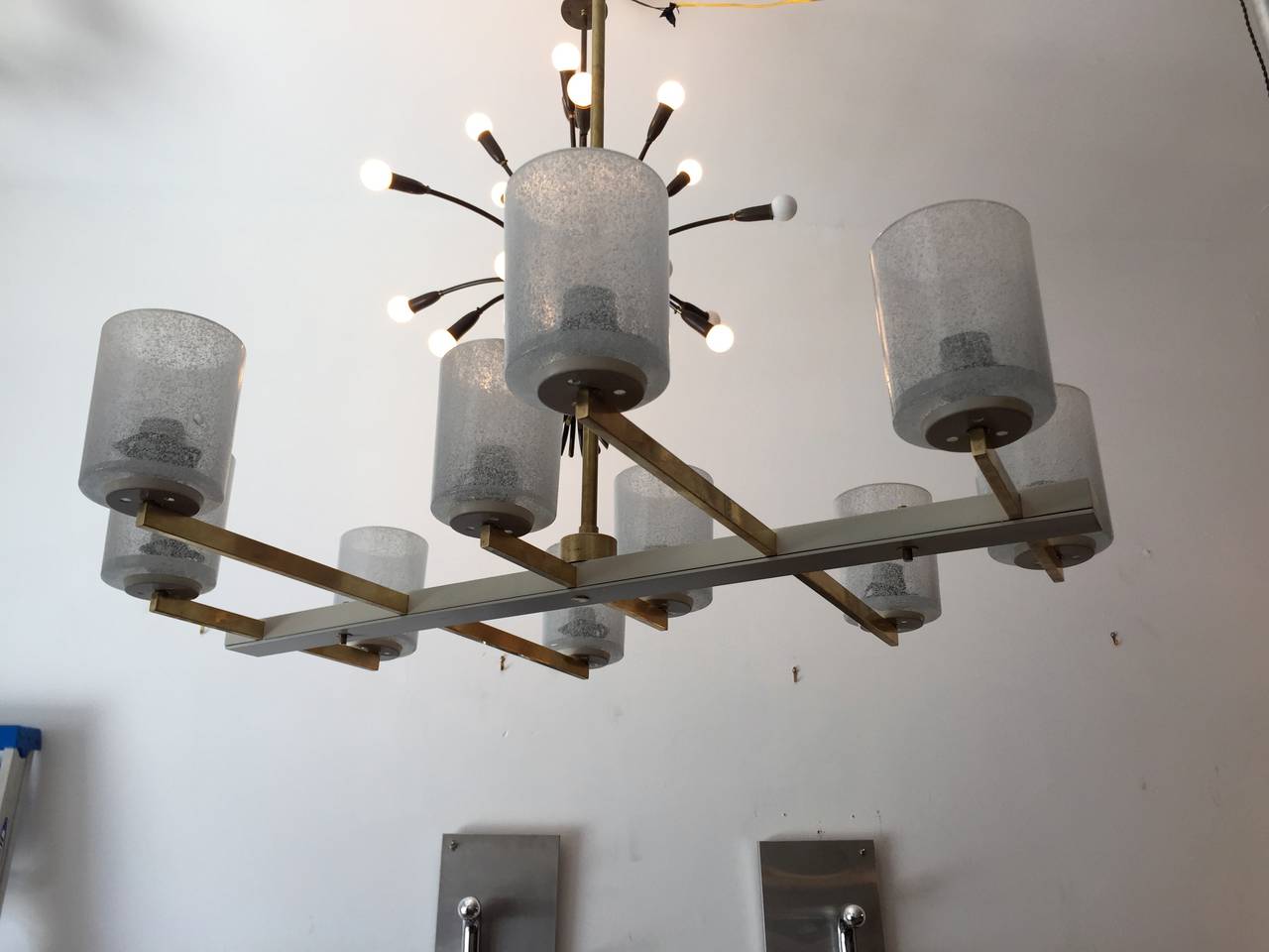 A sleek 1950s Italian Mid-Century ten-light polished brass and light cream enamel fixture with thick bubbled glass shades. Rewired and restored.