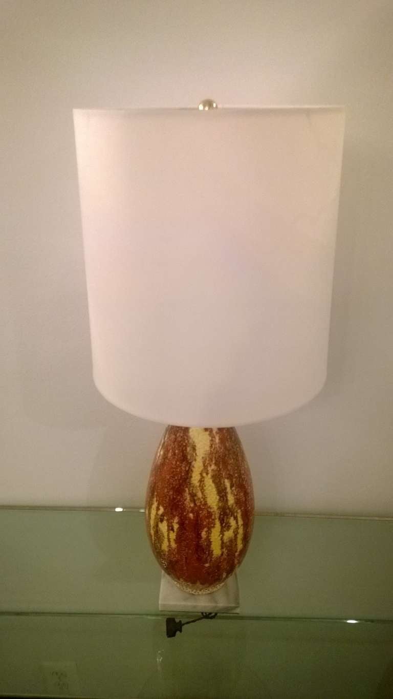 Laiton Paire de lampes d'art italiennes en poterie des années 1950 en vente