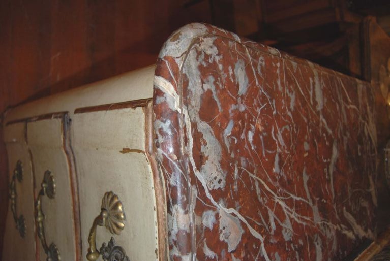 18th c. Painted Commode with Carved Heart In Good Condition For Sale In New Orleans, LA