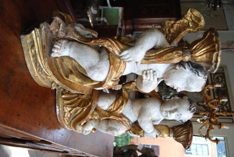 18e s. Putti sculptés, peints et dorés