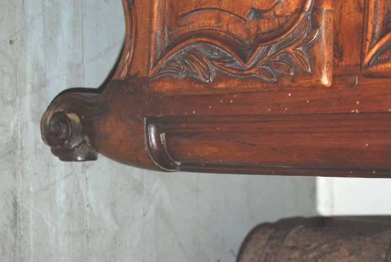 Regence-Kommode aus Nussbaumholz, 18. Jahrhundert im Zustand „Gut“ im Angebot in New Orleans, LA