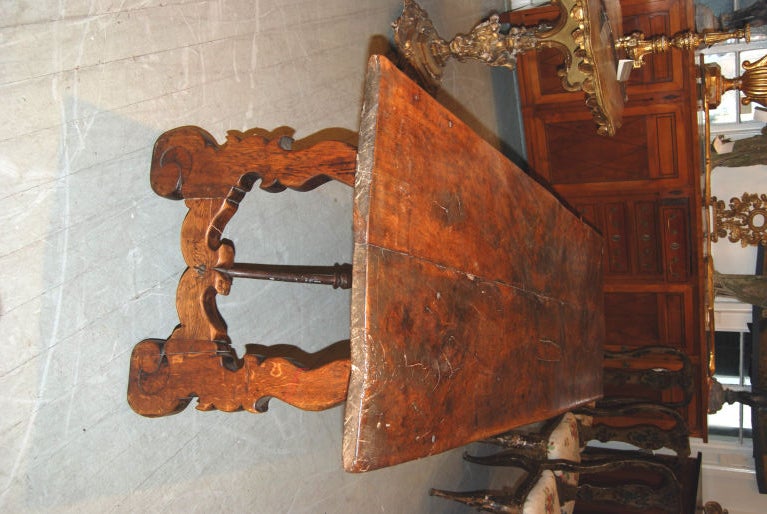 Table de réfectoire en noyer avec brancard en fer et pieds en harpe