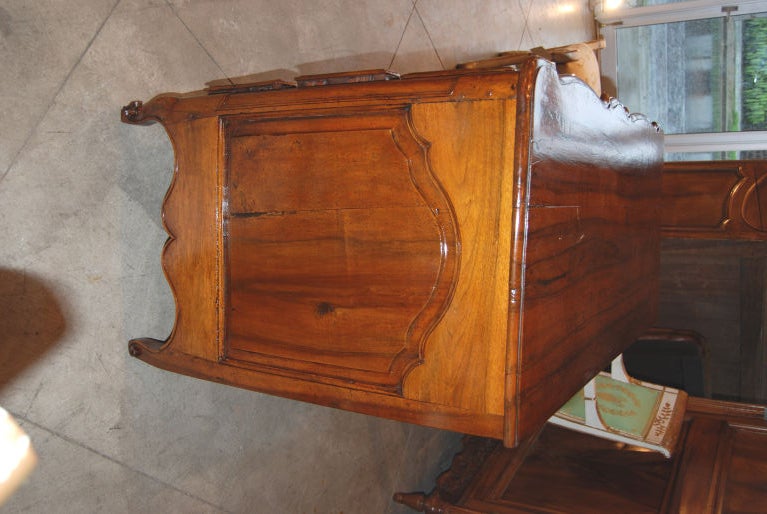 A.I.C.C. Commode en noyer du XVIIIe siècle