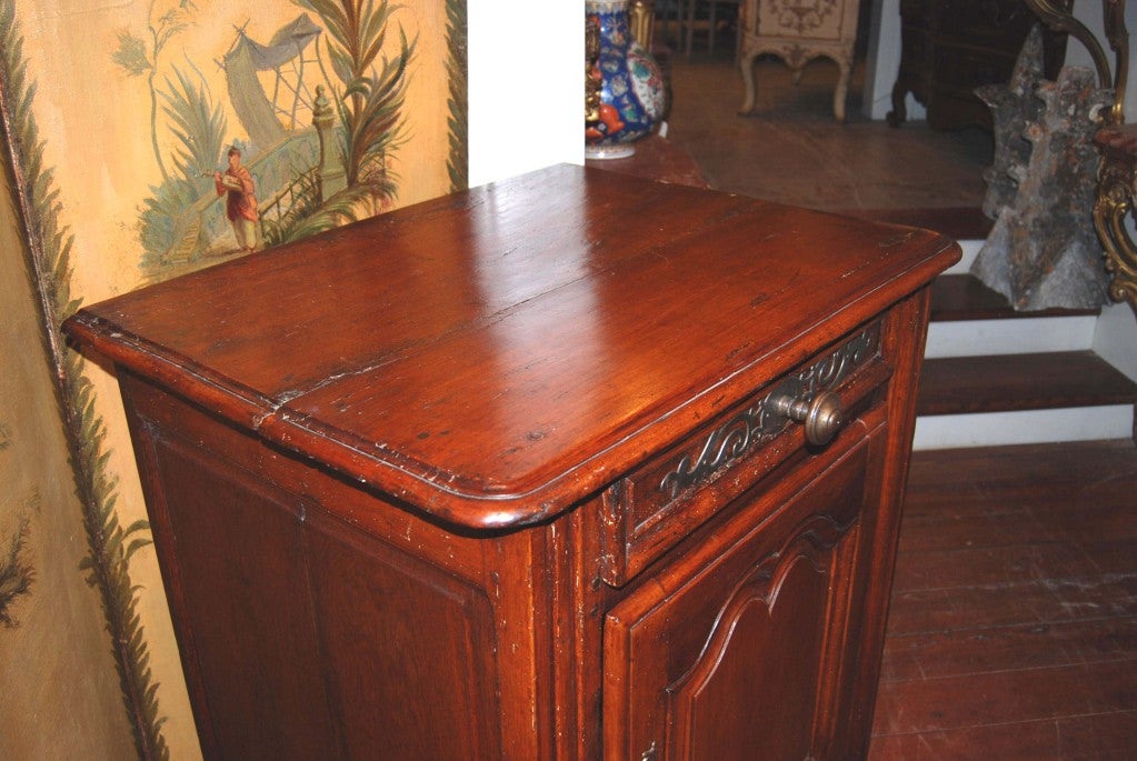 18th c. Walnut Confuitier Cabinet In Good Condition For Sale In New Orleans, LA