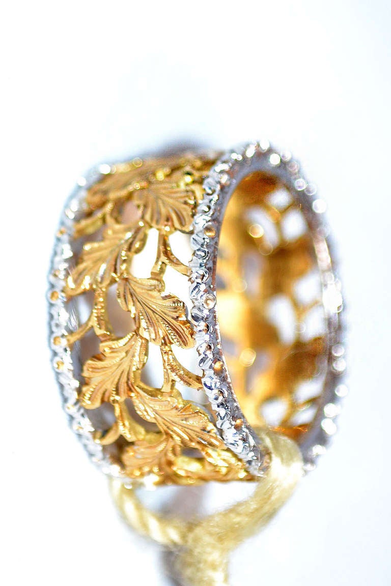Mario Buccellati Eternelle ring.
Innerband consists of 18 K yellow gold leafs and edges are outlined with 18 K white gold.
Seize 6,5, resizable 
Sold with Mario Buccellati certificate.