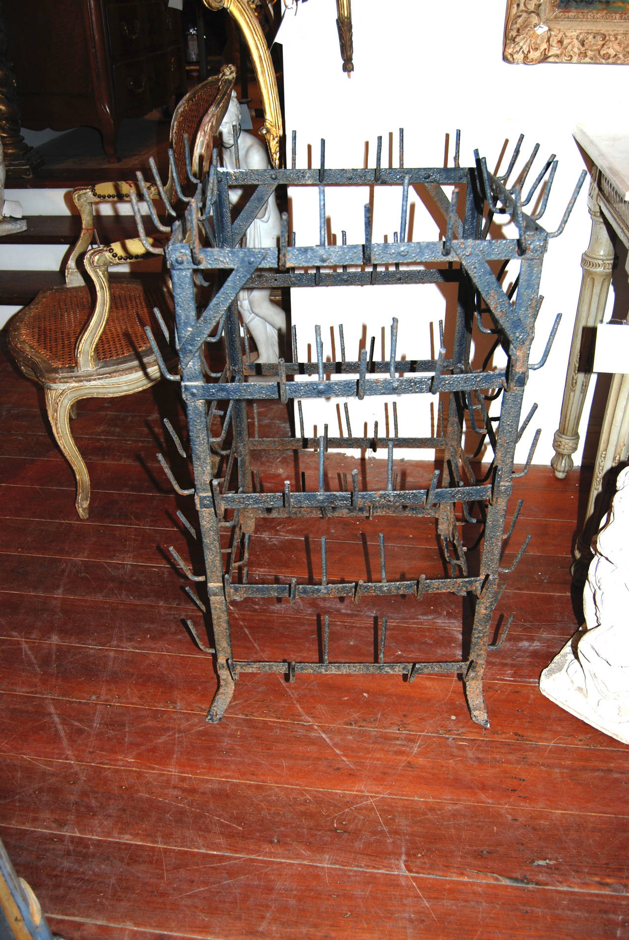 Asciugabottiglie provinciale in ferro del XIX secolo.