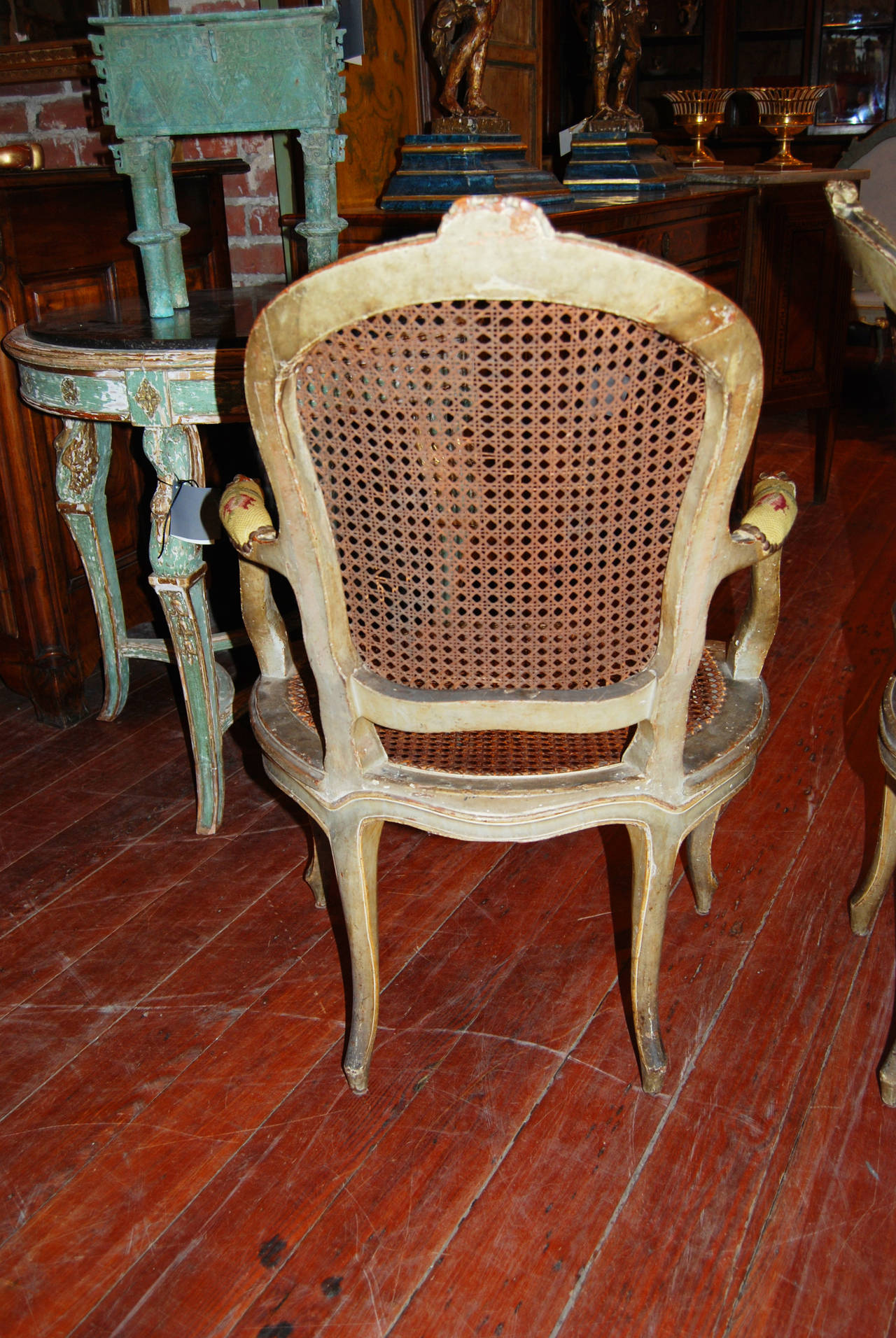 Paar bemalte Louis-XV-Sessel aus dem 18. Jahrhundert im Angebot 1