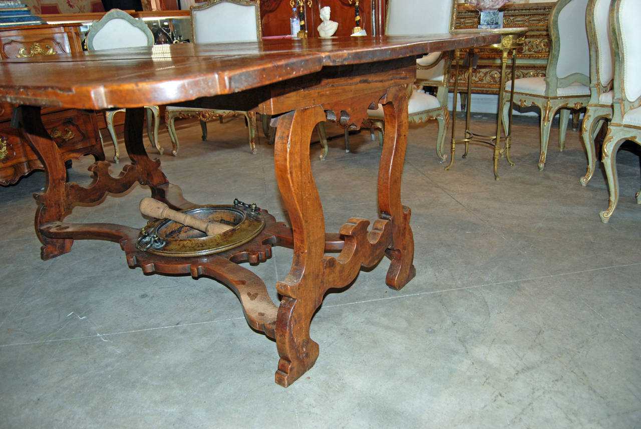 17th Century Walnut Tuscan Table with Original Brazier In Good Condition In New Orleans, LA