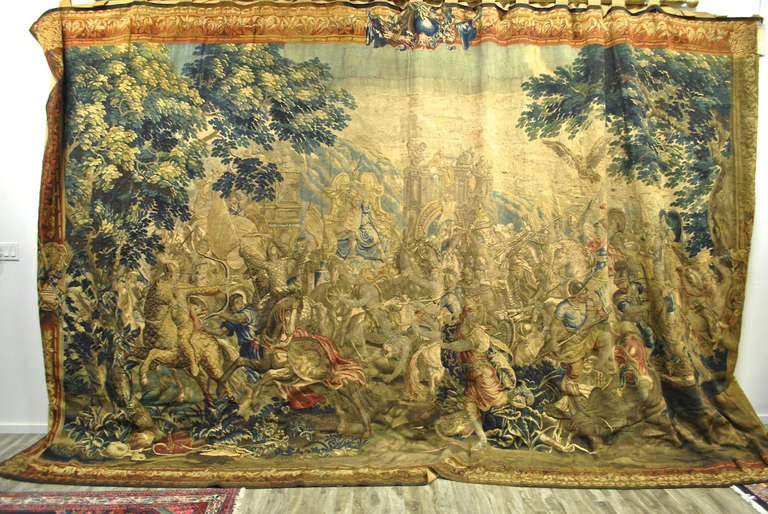 Seltener Brüsseler Wandteppich mit der Darstellung des Lebens Alexanders des Großen
Titel-La Bataille D'Arbeles
Knifflig gewebte Wolle und Seide mit einer Einfassung, die die Trophäen des Krieges darstellt