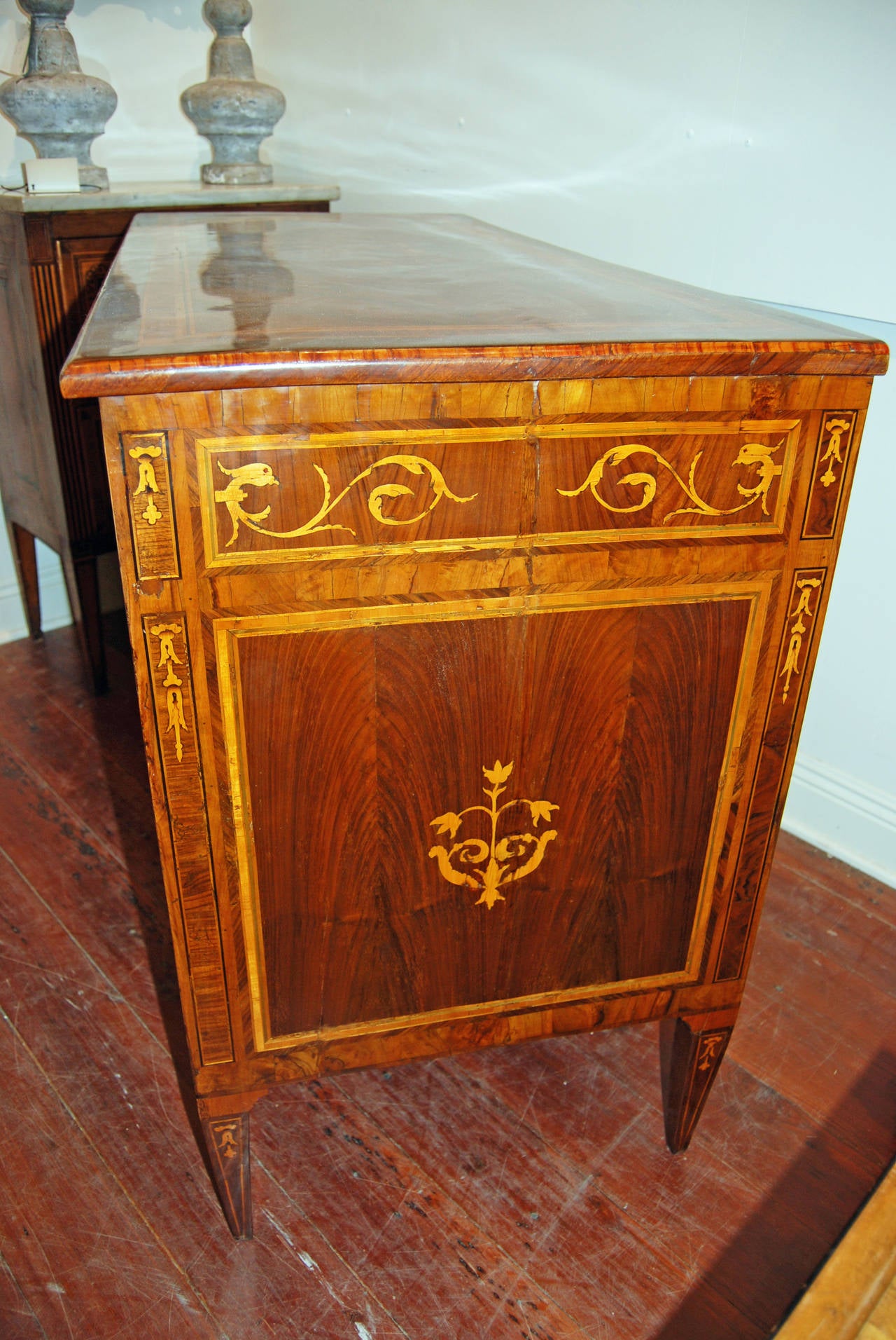 18th Century Italian Marquetry Commode For Sale 1