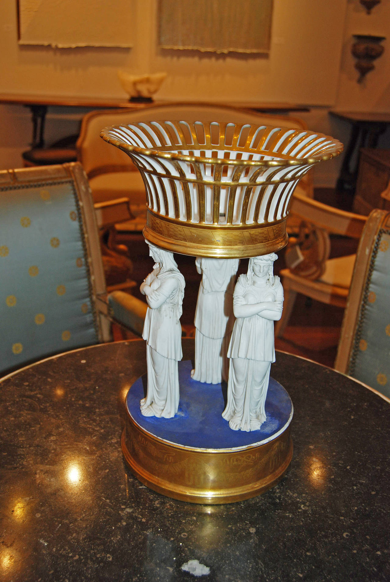 Fabuleux centre de table en porcelaine Empire.