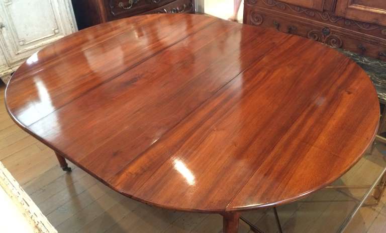 19th Century Louis XVI Style Extension Dining Table In Excellent Condition In New Orleans, LA