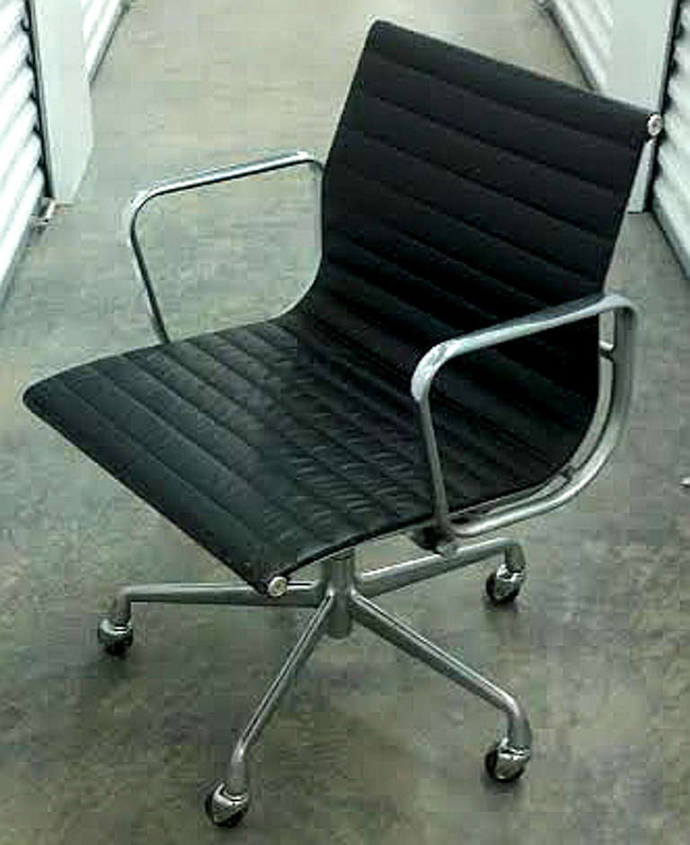 eames aluminum group management chair used