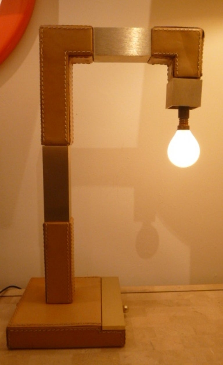 Schreibtischlampe aus Leder von Le Tannuer (Moderne der Mitte des Jahrhunderts) im Angebot