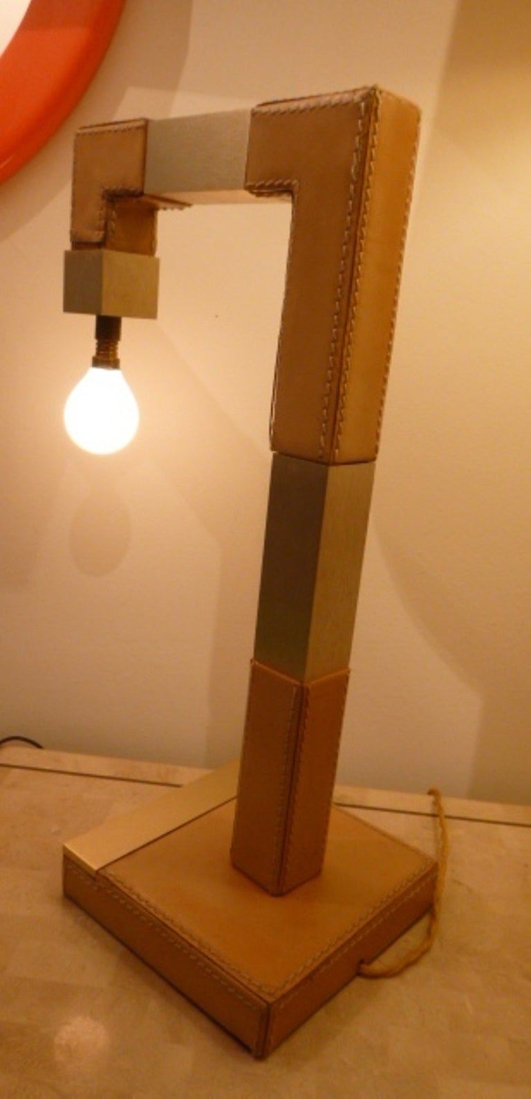 Lampe de bureau française en cuir par Le Tannuer Bon état - En vente à New York, NY