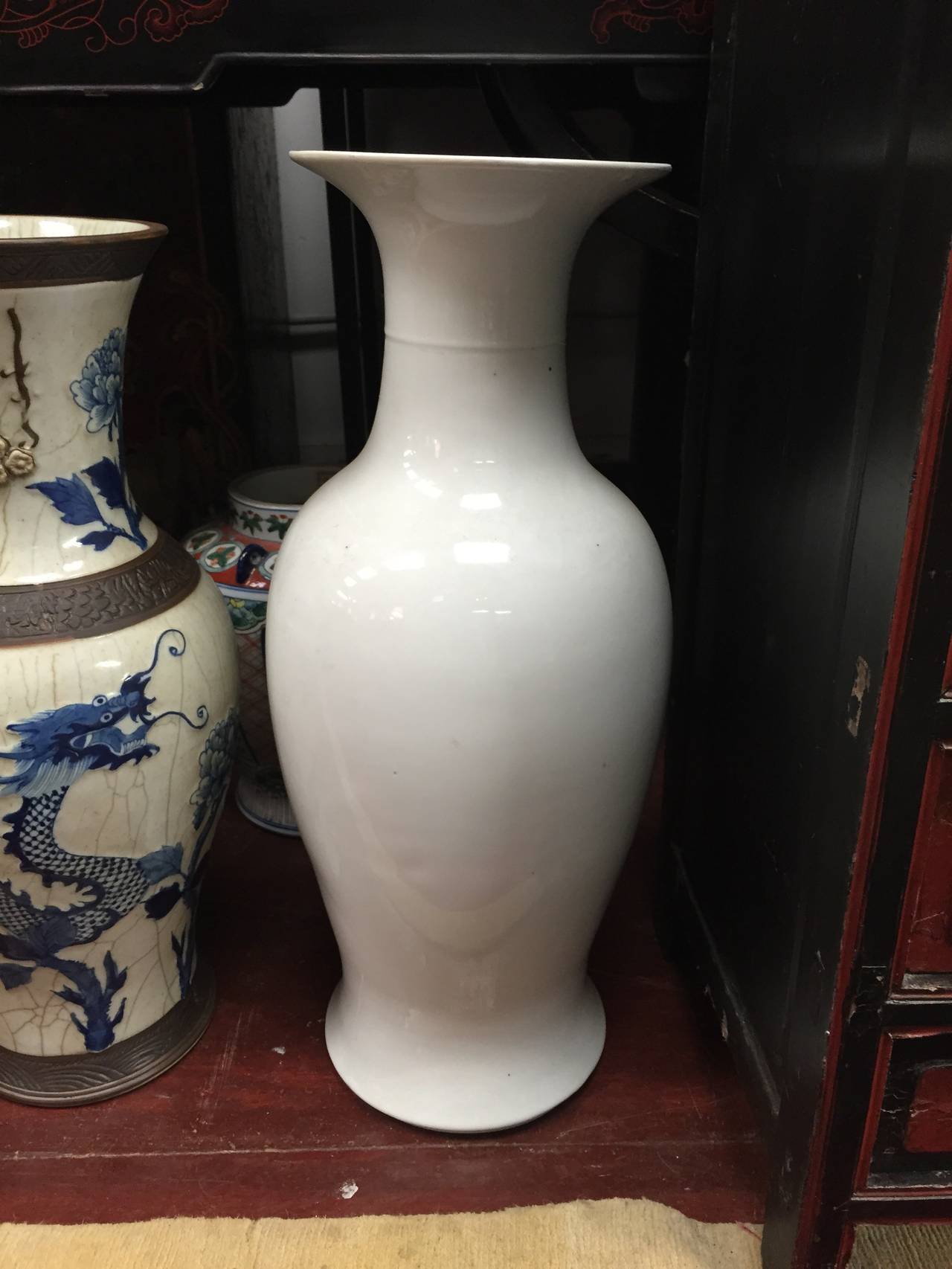 An exceptional white ceramic monochrome vase. Chinese, 19th century.