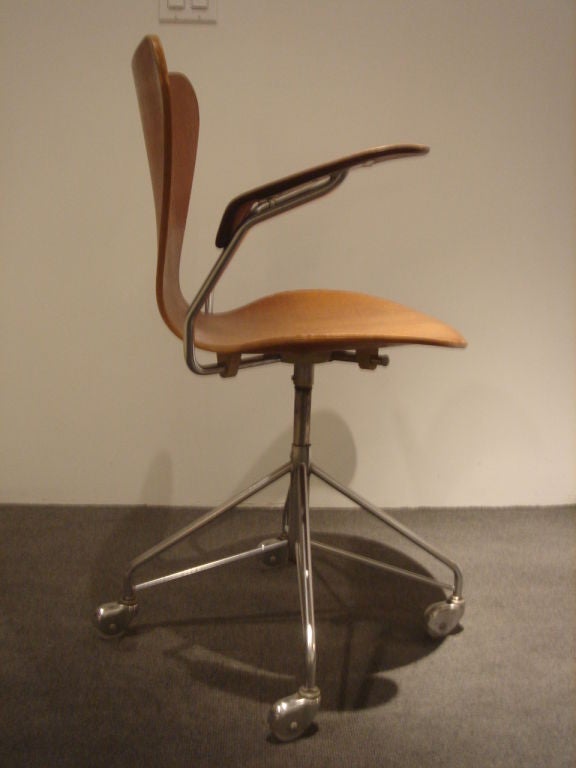 Mid-Century Modern Early Series 8 Desk Chair on Swivel Base by Arne Jacobsen