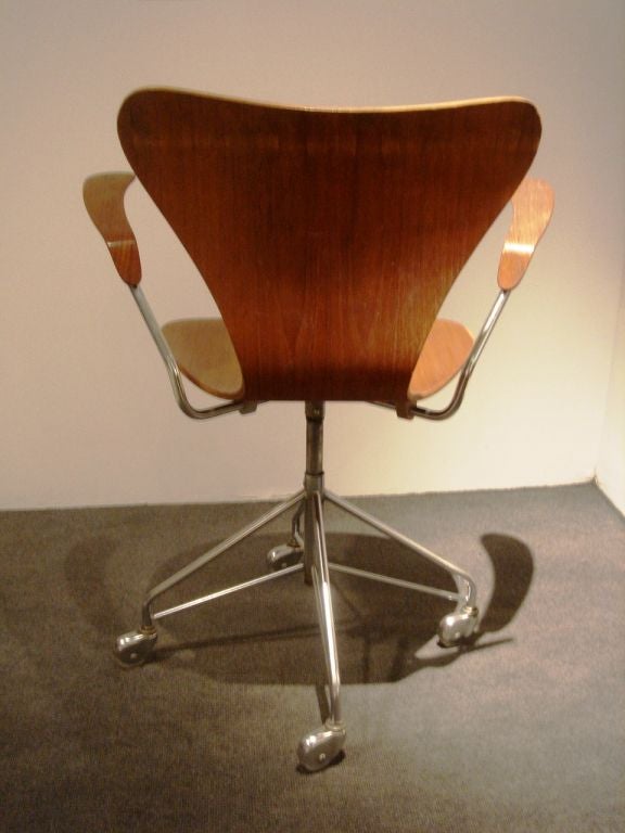 Danish Early Series 8 Desk Chair on Swivel Base by Arne Jacobsen