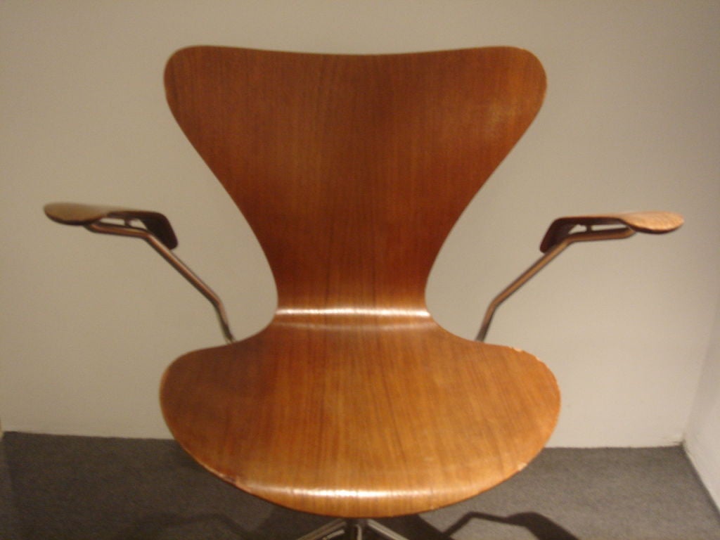Molded Early Series 8 Desk Chair on Swivel Base by Arne Jacobsen