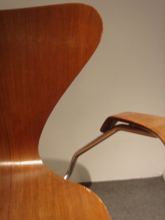 Early Series 8 Desk Chair on Swivel Base by Arne Jacobsen In Excellent Condition In New York, NY