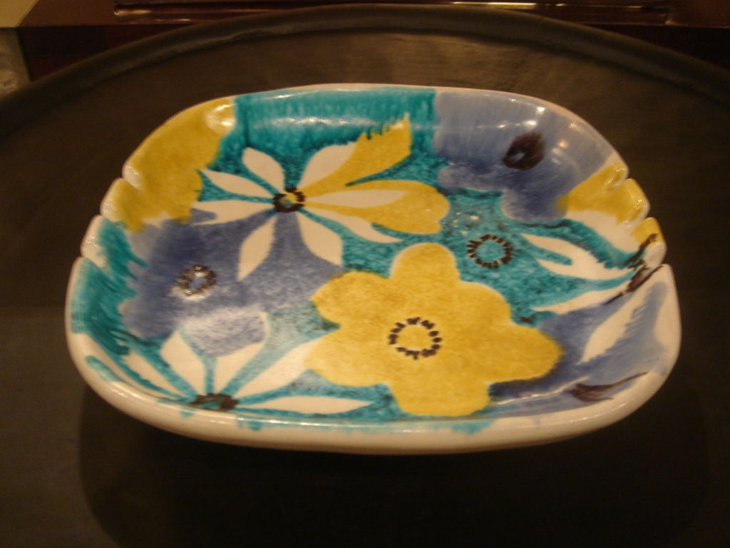 Italian Majolica Floral Dish by Raymor In Excellent Condition In New York, NY