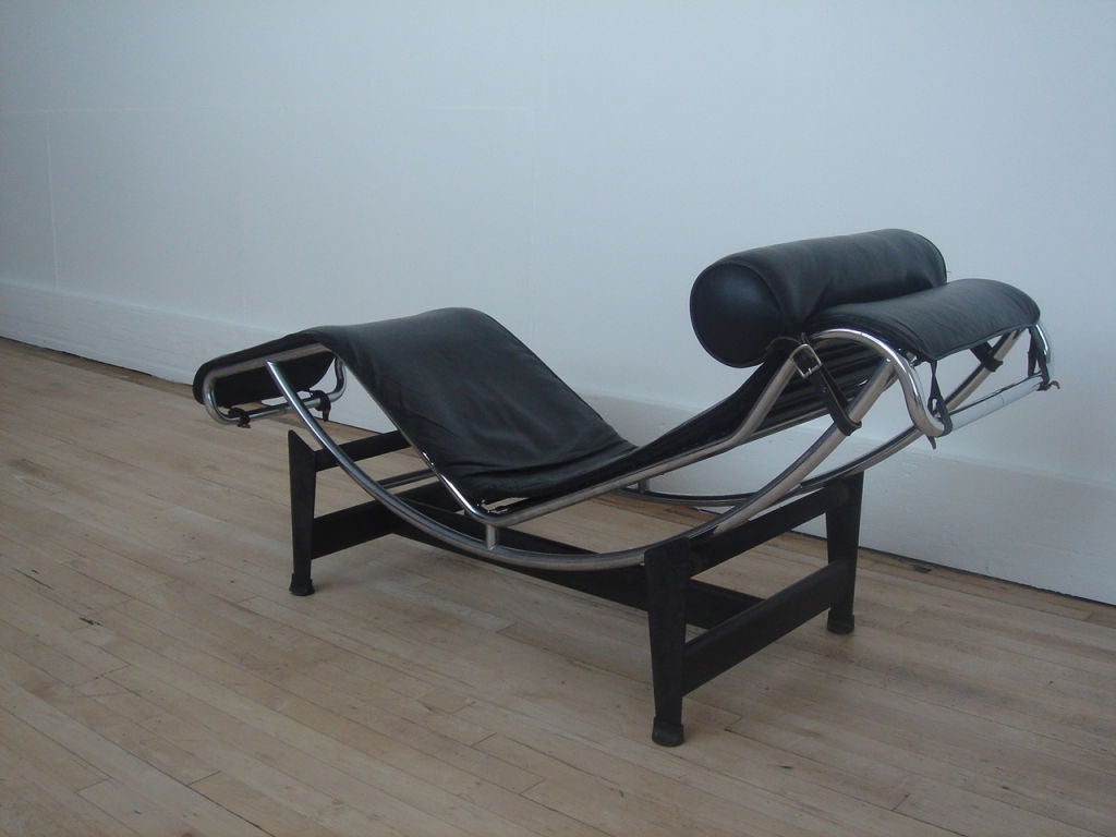 Le Corbusier LC-4 Lounge by Cassina in Black Leather In Excellent Condition In New York, NY