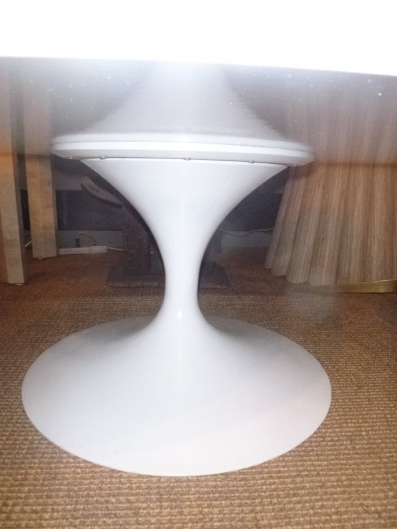 Tulip Round Coffee Table by Saarinen for Knoll In Excellent Condition For Sale In New York, NY