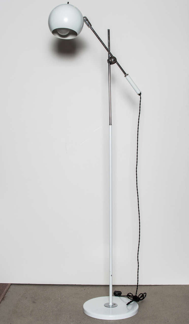 Ein Paar Stehlampen aus weißem Metall und Chrom mit verstellbarem Schirm und Arm. USA, um 1970.  Hergestellt von Robert Sonneman.  Der Preis gilt für zwei (2) Stehlampen.

Abmessungen:
54.5 Zoll Höhe
9.75 Zoll Basisdurchmesser
21.5 Zoll Armlänge.